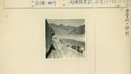 徒步者负重穿越河边山径.jpg