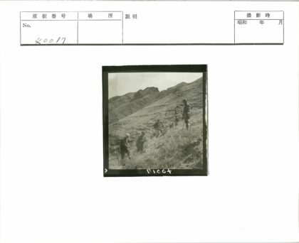 徒步陡峭草坡与崎岖山脉.jpg