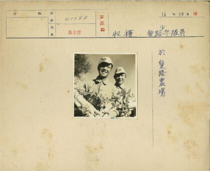 微笑制服人员展示新鲜白萝卜.jpg