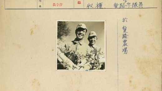 微笑制服人员展示新鲜白萝卜.jpg