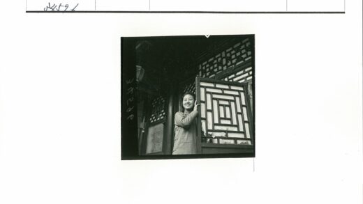 微笑女人与几何纹窗.jpg