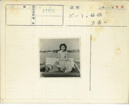微笑女子坐船赏岸景.jpg