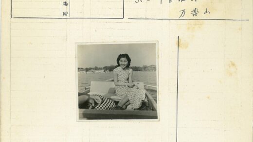微笑女子坐船赏岸景.jpg