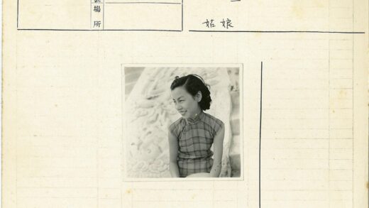 微笑女子格子裙石雕背景.jpg
