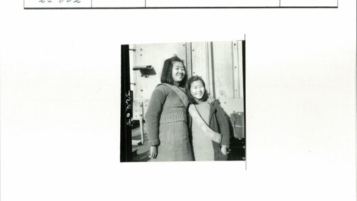 微笑女孩与巨型金属结构合影.jpg
