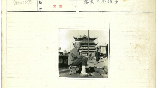 微笑孩子街头传统建筑前摆碗.jpg