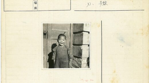 微笑小孩与木门砖墙合影.jpg