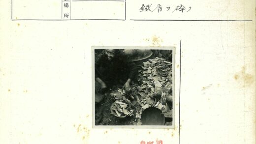 微笑整理陶器碎片.jpg
