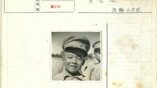 微笑男孩与伙伴们的户外合影.jpg