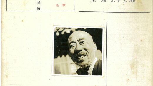 微笑秃须男户外特写.jpg
