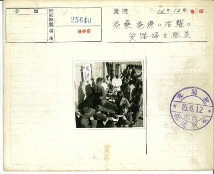 志愿者分发医疗物资现场.jpg