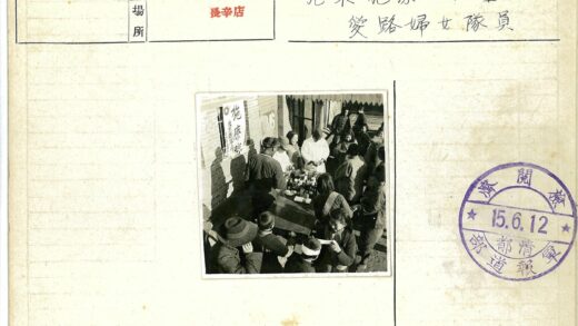 志愿者分发医疗物资现场.jpg