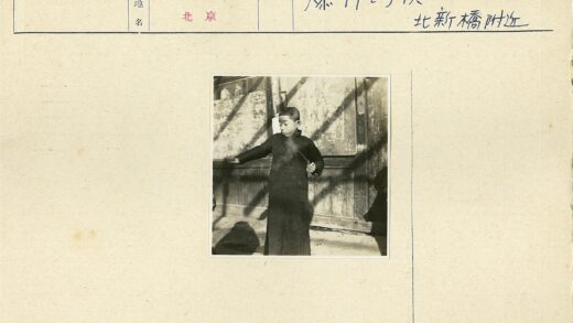 忧郁男孩持羽毛墙前阴影.jpg