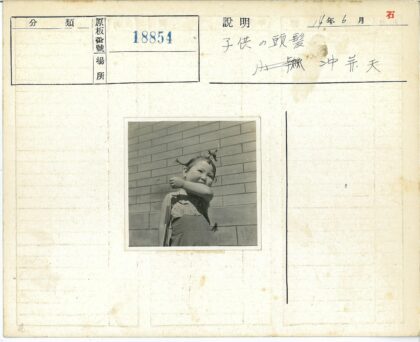 快乐女孩举手微笑.jpg