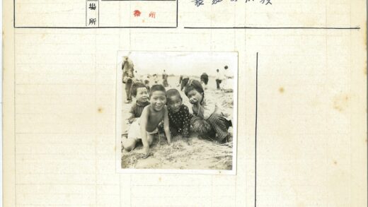 快乐童年在工地沙地玩耍.jpg