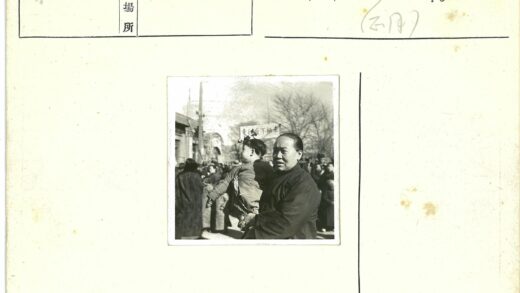 怀抱孩子的亲子时光街景.jpg