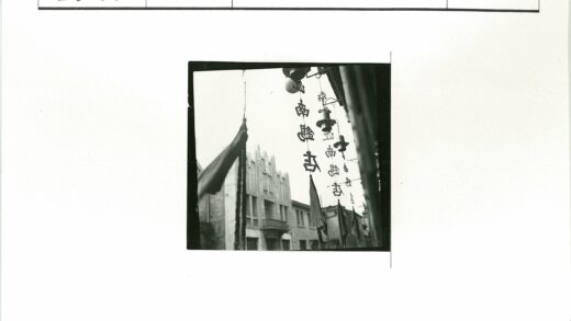 怀旧建筑与汉字装饰街景.jpg