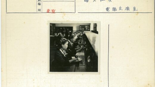 总机操作员戴耳机工作.jpg
