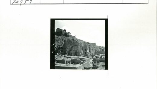 悬崖佛像与山顶古建筑.jpg