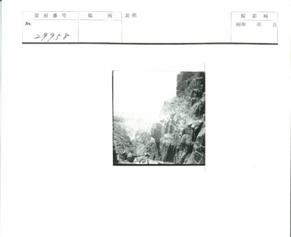 悬崖俯瞰峡谷远山.jpg