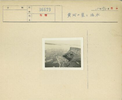悬崖俯瞰浮冰海洋.jpg