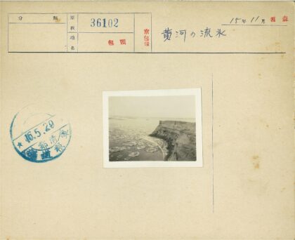 悬崖冰湖云空远望.jpg
