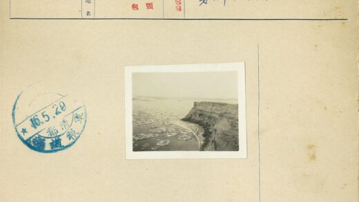 悬崖冰湖云空远望.jpg