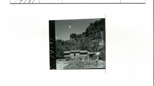 悬崖古建与自然风光.jpg