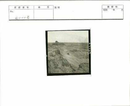 悬崖土路与独特岩层.jpg