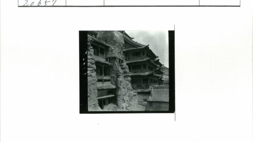 悬崖多层瓦顶木栏建筑.jpg