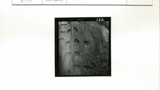 悬崖岩石雕刻坐姿人物群像.jpg