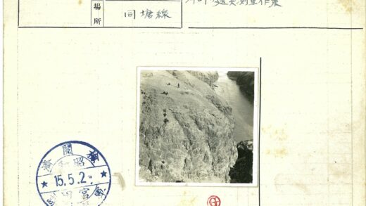 悬崖峡谷俯瞰河流与两人.jpg