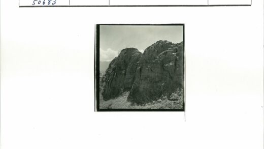 悬崖峭壁多云天空.jpg