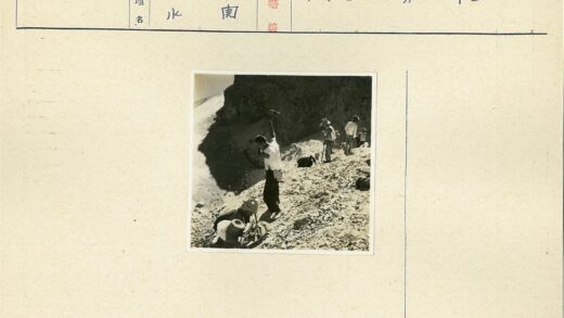 悬崖工人锤击挖掘作业.jpg