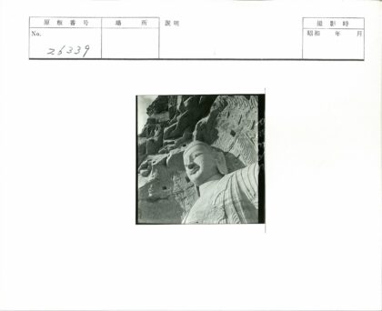 悬崖巨石雕像群雕.jpg