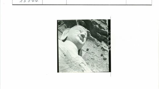 悬崖巨石雕像面部特写浮雕.jpg