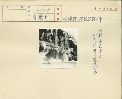 悬崖底部的探险者.jpg