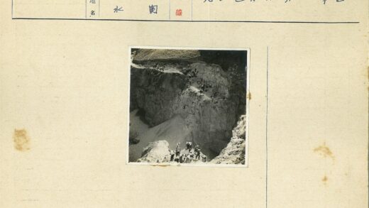 悬崖攀岩探险者聚集.jpg