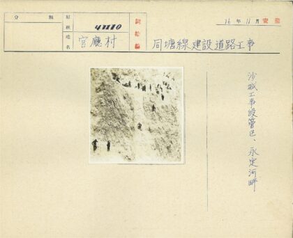 悬崖攀爬者分散攀登陡峭斜坡.jpg