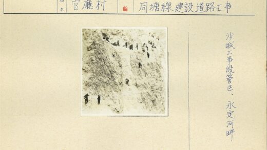 悬崖攀爬者分散攀登陡峭斜坡.jpg