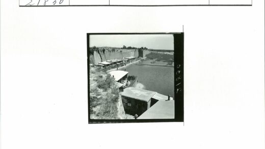 悬崖水畔历史建筑景观.jpg