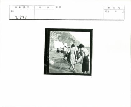 悬崖沙滩与混凝土建筑散步.jpg