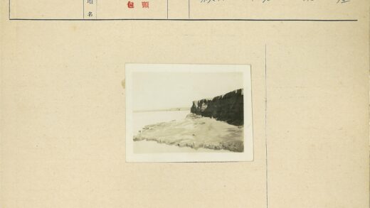 悬崖沙滩与静水交汇.jpg