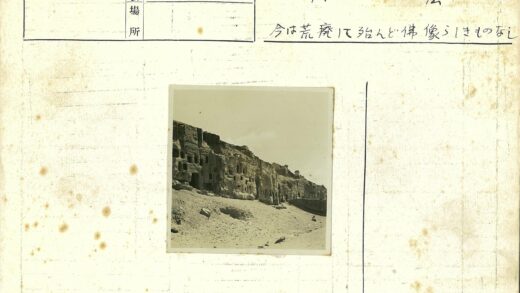 悬崖洞穴与沙地景观.jpg