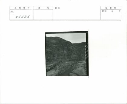 悬崖溪谷岩石景观.jpg