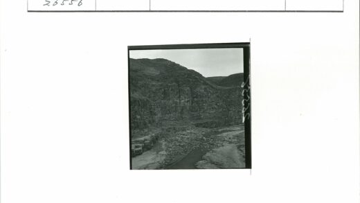 悬崖溪谷岩石景观.jpg