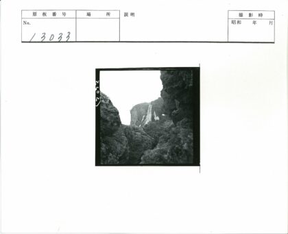 悬崖瀑布与崎岖岩层景色.jpg