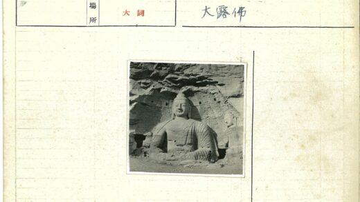 悬崖石刻佛像与侍从像.jpg