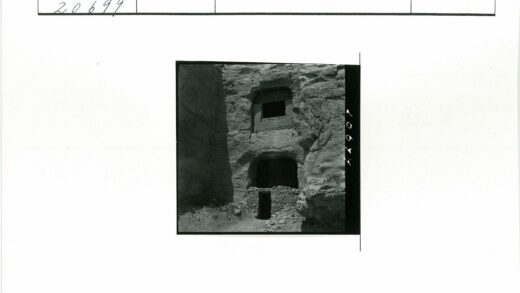 悬崖石屋带门窗老建筑.jpg