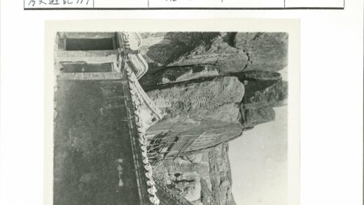 悬崖石碑与古建细节.jpg